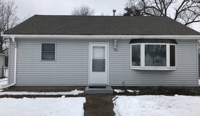 Close to Peoria downtown area, civic center, OSF Hospital, shopping area