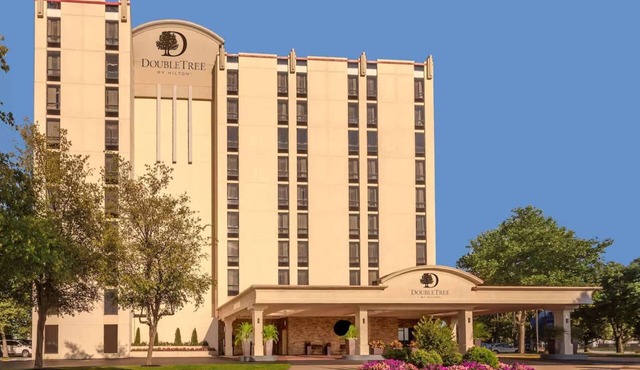 Close to PHL Airport + Dining. Pool. Free Shuttle.