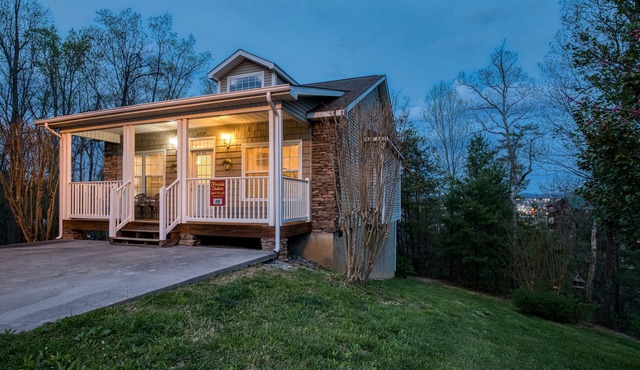 Close to Pigeon Forge one story City Night time Views-Hot tub-Foosball table