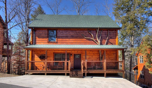 Close To Pigeon Forge Attractions/Seasonal Outdoor Pool/Perfect For Families!