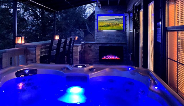 Close to Pigeon Forge- walking distance to outdoor pool-Outdoor kitchen and tv area and much more