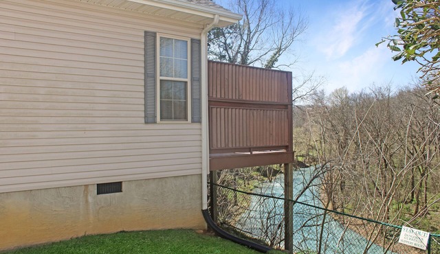 Close to Pigeon Forge, One story, Motorcycle Friendly, River View