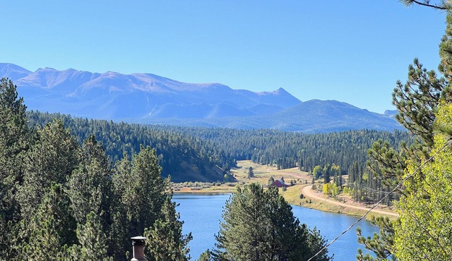 Close to Pike Nat’l Forest! Lake-View Family Cabin