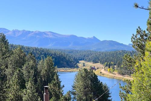 Close to Pike Nat’l Forest! Lake-View Family Cabin
