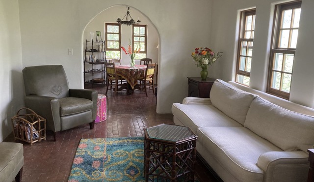 Close to Plaza!Charming Private 2 bedroom Casita, 2 fenced quiet courtyards