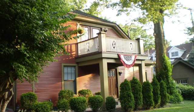 CLOSE to Public Transp-LUX 2 BR 2 BA CarriageHouse Apt,Garage&Off-street Parking