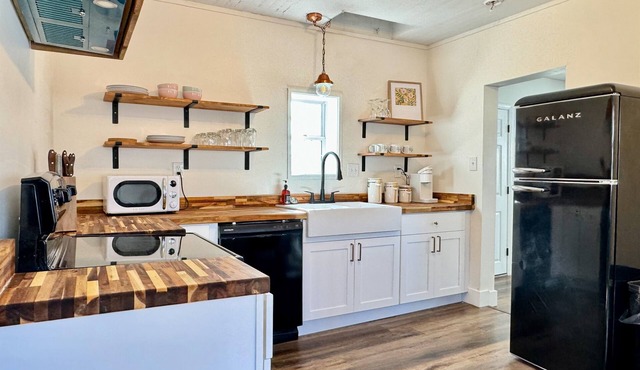 Close to Purina - Fully Fenced - No Cleaning Fee