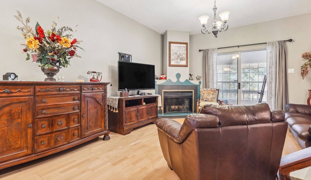Close to San Antonio Zoo & Airport: Cozy Townhome