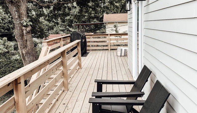Close to Shelby Park! Charming Pink Door Cottage