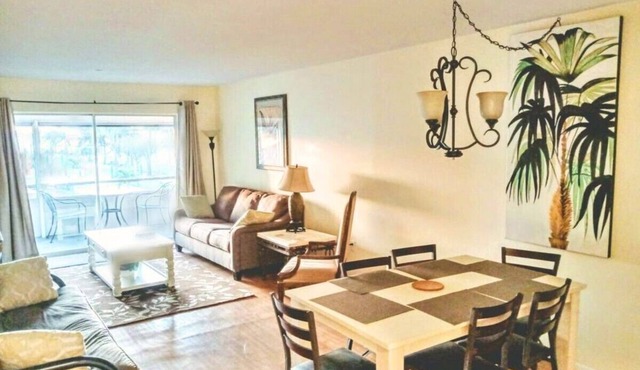 Close to Siesta Key. Screened Large Patio. 2 King beds. Sarasota 2Br Condo. WiFi