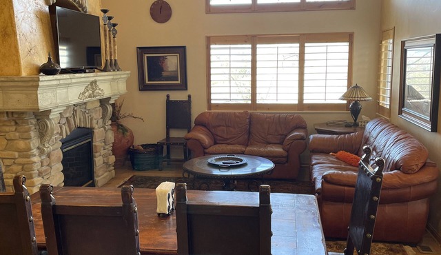 Close to skiing! Luxury 5 bdrm townhome, private hot tub, sleeps 16!