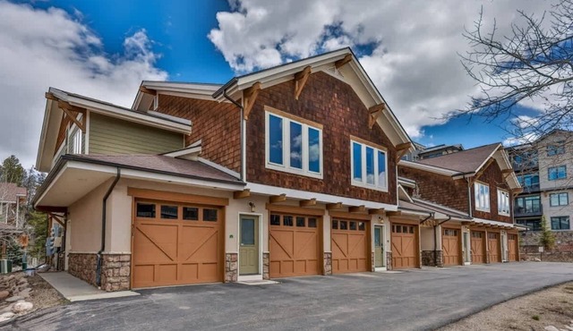Close to slopes and Walk to Downtown Winter Park!
