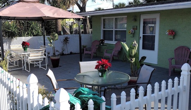 Close to Sponge docks,private separate entrance, in the heart of Tarpon Spring!