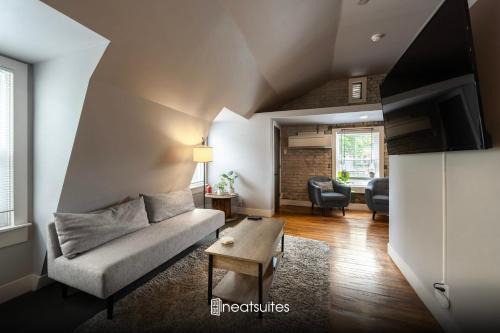 Close to Stadiums, Downtown Cincy, & more, 1BR Apt