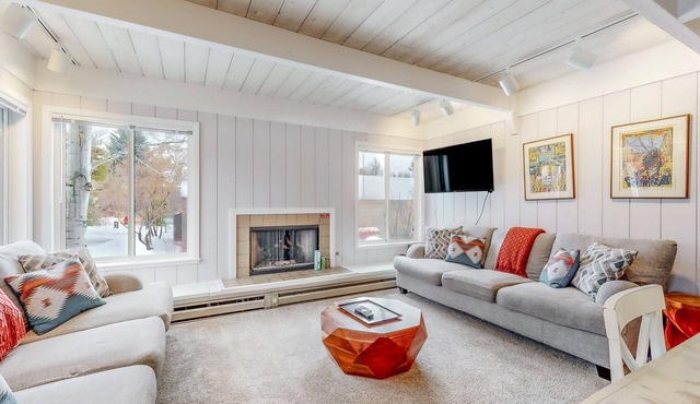 Close to Sun Valley Resort w/access pass to resort amenities