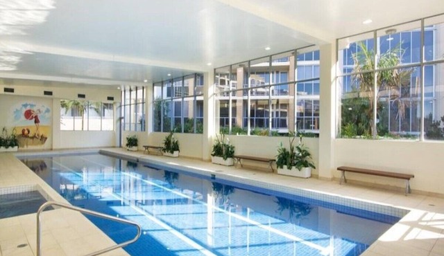 Close to Sydney City: 2 Bed, parking, pool & sauna