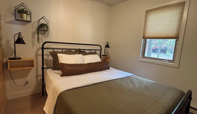 Close to Terry Peak. Pet friendly cabin in Lead/Deadwood area. 6 beds, 3 rooms.
