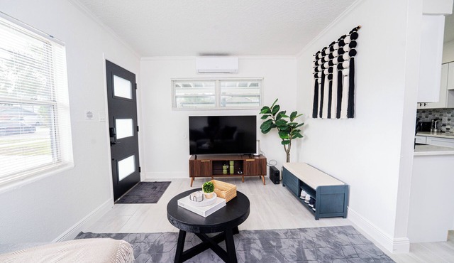 Close to the Action, Peaceful When You Return - 2BR In Downtown, Sleeps 6