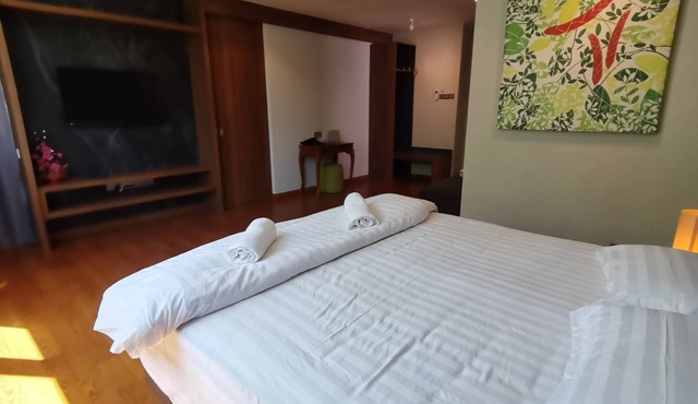 Close to the airport & within KK city, convenient to get around and amazing view