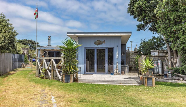 Close to the beach pet friendly 4-bedroom bach