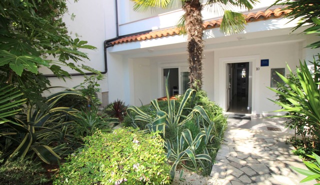 Close to the beach, air-conditioned, city center, quiet location