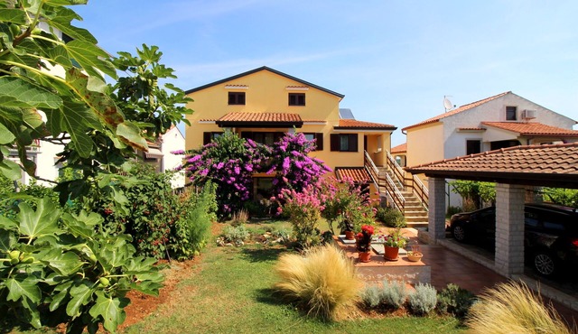 Close to the beach, air-conditioned, quiet location, family-friendly