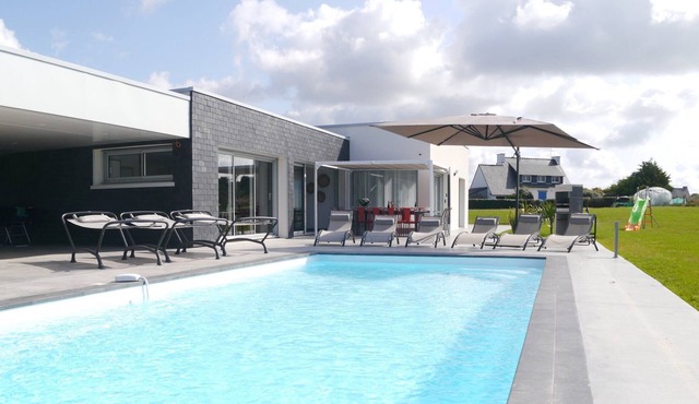 Close to the beach, modern house with large pool and sea views + Wi-Fi