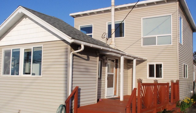 Close to the Beach! Ocean View from every room! Pet Friendly 3- bedroom house