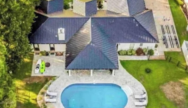 Close to the beach heated pool with canal view, sleeps 8.