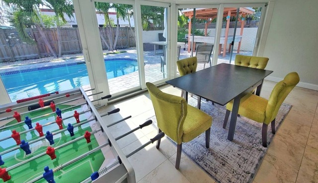 Close to the Beach! Heated pool, tiki bar, & BBQ