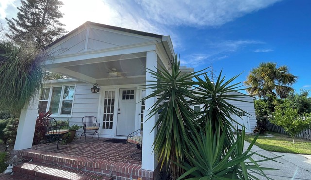 Close to the Beach and Downtown! Nestled near the Bridge of Lions.