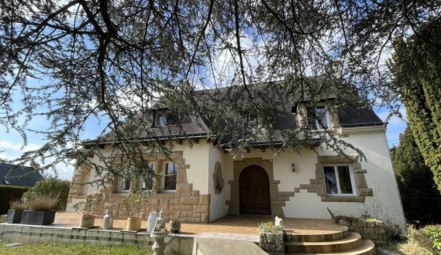 Close to the city centre. Private top floor surrounded by a spacious garden