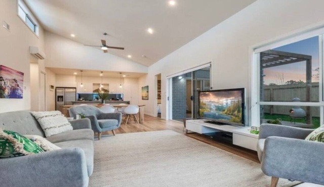 Close to the Coast & GMHBA stadium Belmont