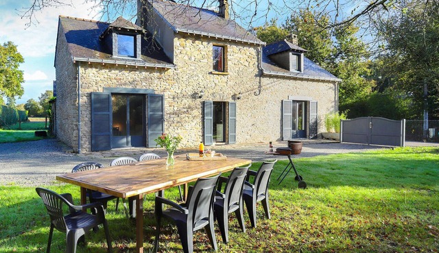 Close to the coast, this welcoming house with character welcomes you in a quiet environment.