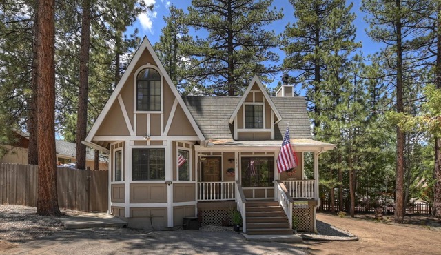 Close to the Lake! PET FRIENDLY! Fenced Yard! HOT TUB! Boat Parking! Propane BBQ!