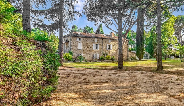 Close to the Lot River, this charming stone house welcomes you with a swimming pool and a private pa