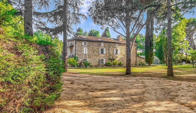 Close to the Lot River, this compact and beautiful studio apartment welcomes you in a charming stone