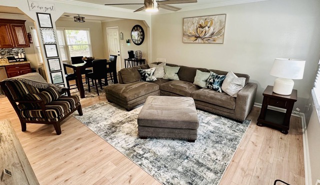 Close to the Mall, Restaurants, shops, interstate, Local Airport, parks, ETC
