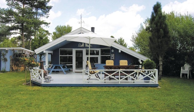 Close to the popular beach is this cozy and lovingly furnished cottage.