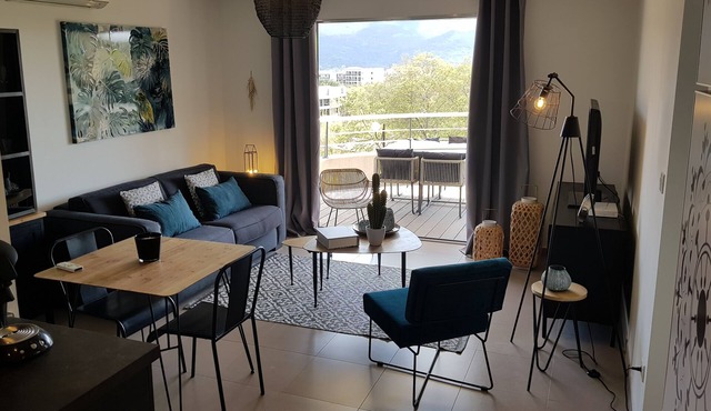 Close to the port, beautiful apartment of 50 sqm, modern sea view, pool and wifi.