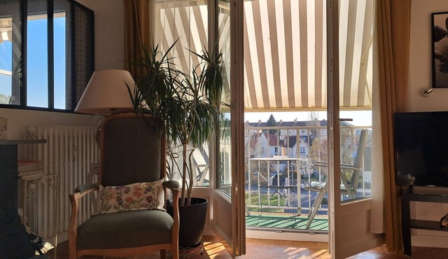 Close to the racecourse and Imperial Palace, charming apartment with breakfast.