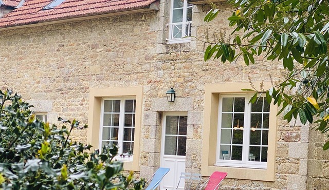 Close to the sea, in the heart of a magnificent property, charming longère, sleeps 10