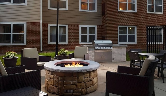 Close to the Symphony Lake! Pet-friendly Suites with Full Kitchen, Outdoor Pool!