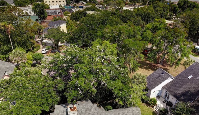 Close to the Village with an easy walk to restaurants, shops and Pier