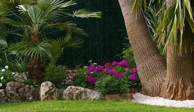 Close to the village of Pégomas, pretty terraced house with garden, swing pool