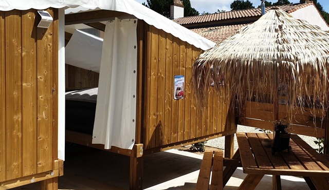 Close to the zoo; unusual wooden hut with 2 bedrooms overlooking the sky.