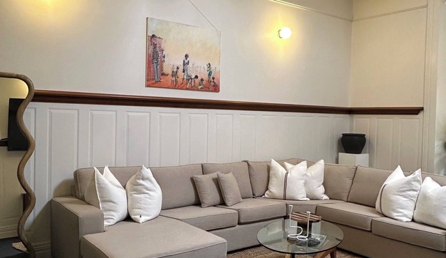 Close to town in walking distance to cafes, restaurants and Lake Alexandra