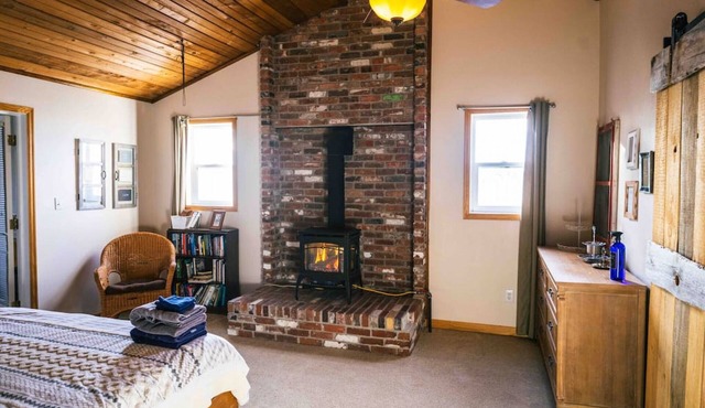 Close to town, room to spread out: Sleeps 9 in 5 bedrooms