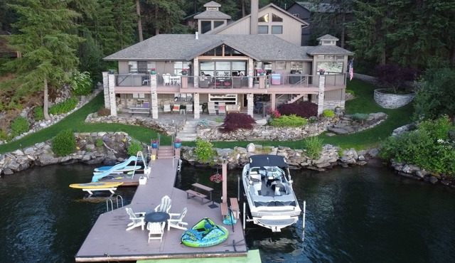 Close to Town Waterfront Estate- Great food on and off the water nearby!