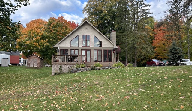Close to trails, COZY Cabin, close to the water, fireplace, Fall colors